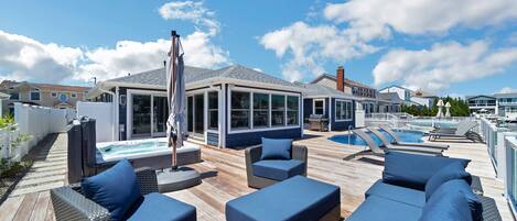 Una piscina al aire libre, una piscina climatizada