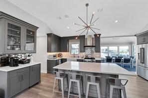 Réfrigérateur, four à micro-ondes, un four, surface de cuisson