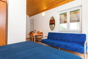 Comfort-huone, parveke, merinäköala | Oleskelualue | Televisio