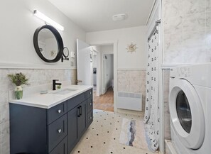 Bathroom - Quaint Cottage with direct beach access and water views that go on for miles. (Rice Point)