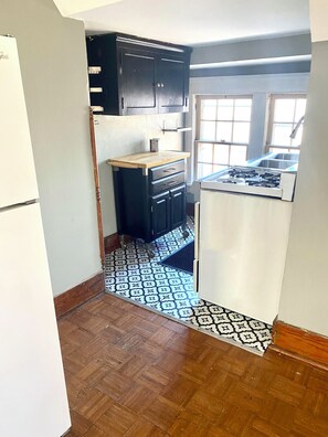 Réfrigérateur, four à micro-ondes, un four, surface de cuisson