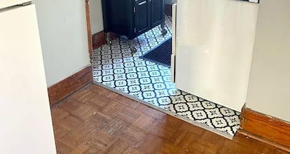 Cozy 1-bedroom apartment in Historic Dundee with WiFi, AC, & off street parking