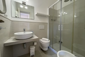 Doccia, asciugacapelli, bidet