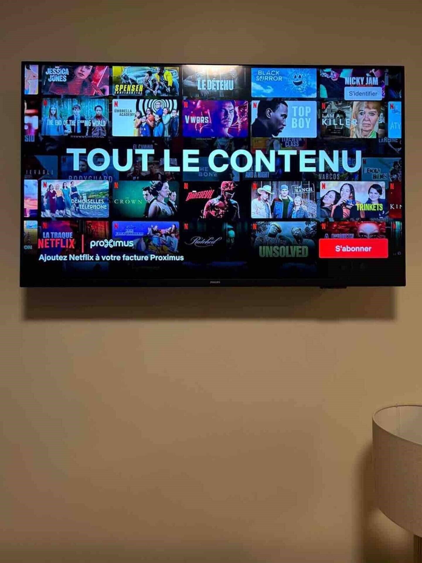 Ein Fernseher, der verschiedene Streaming-Dienste und Inhalte anzeigt.