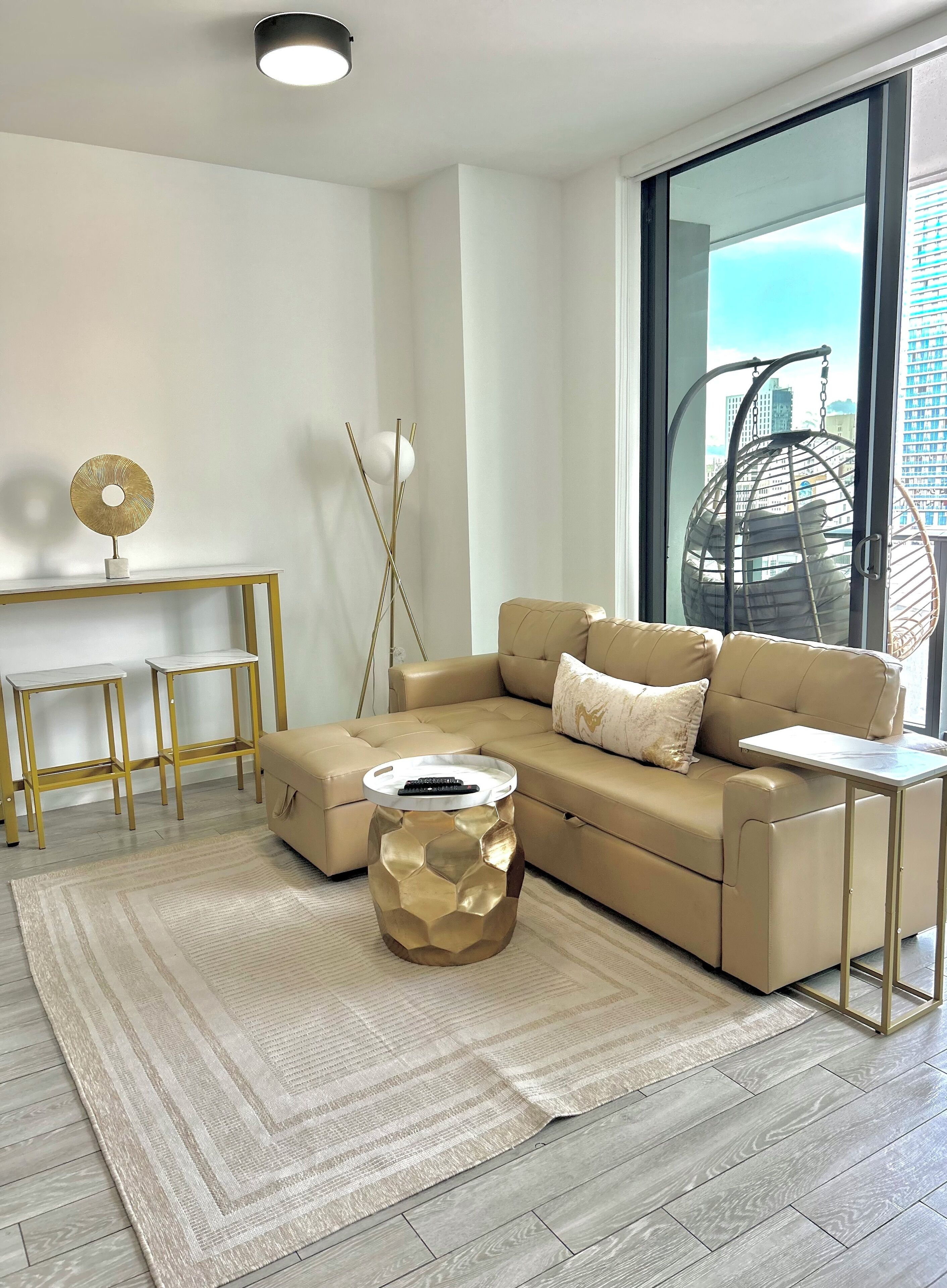 Smart TV, chimenea, tenis de mesa y estéreo 