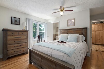 Charming 3-bedroom cottage in Springfield with WiFi, AC