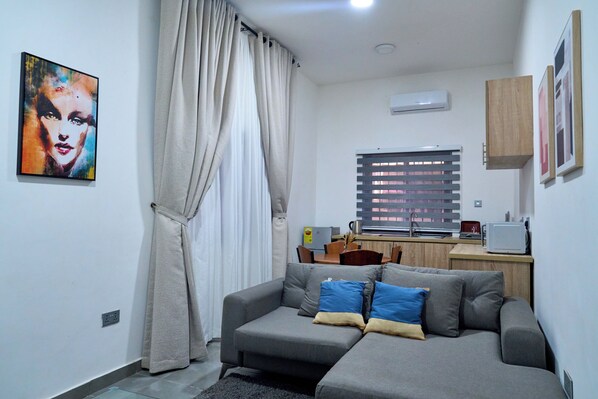 Smart TV - Elegant 1- Bed Urban Retreat (Greater Accra Region)