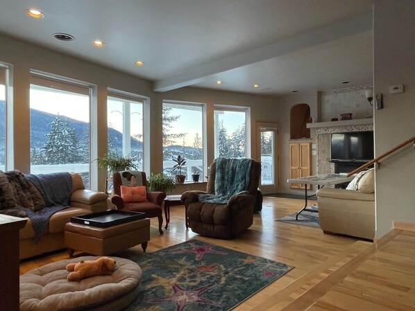 Smart TV, fireplace, offices