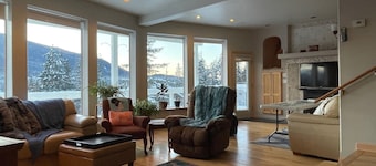 House on the Hill at Kelli Creek - Close to Downtown with King Beds and Stunning Views