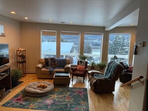 Smart-tv, een open haard en een kantoor