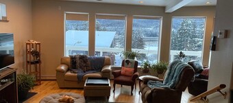 House on the Hill at Kelli Creek - Close to Downtown with King Beds and Stunning Views