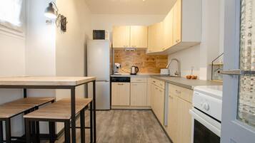 Microonde, lavastoviglie, seggiolone