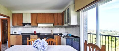 Réfrigérateur, four à micro-ondes, un four, surface de cuisson