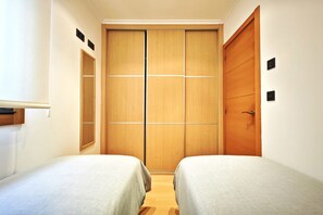 1 habitación, tabla de planchar con plancha, cuna de viaje y wifi 