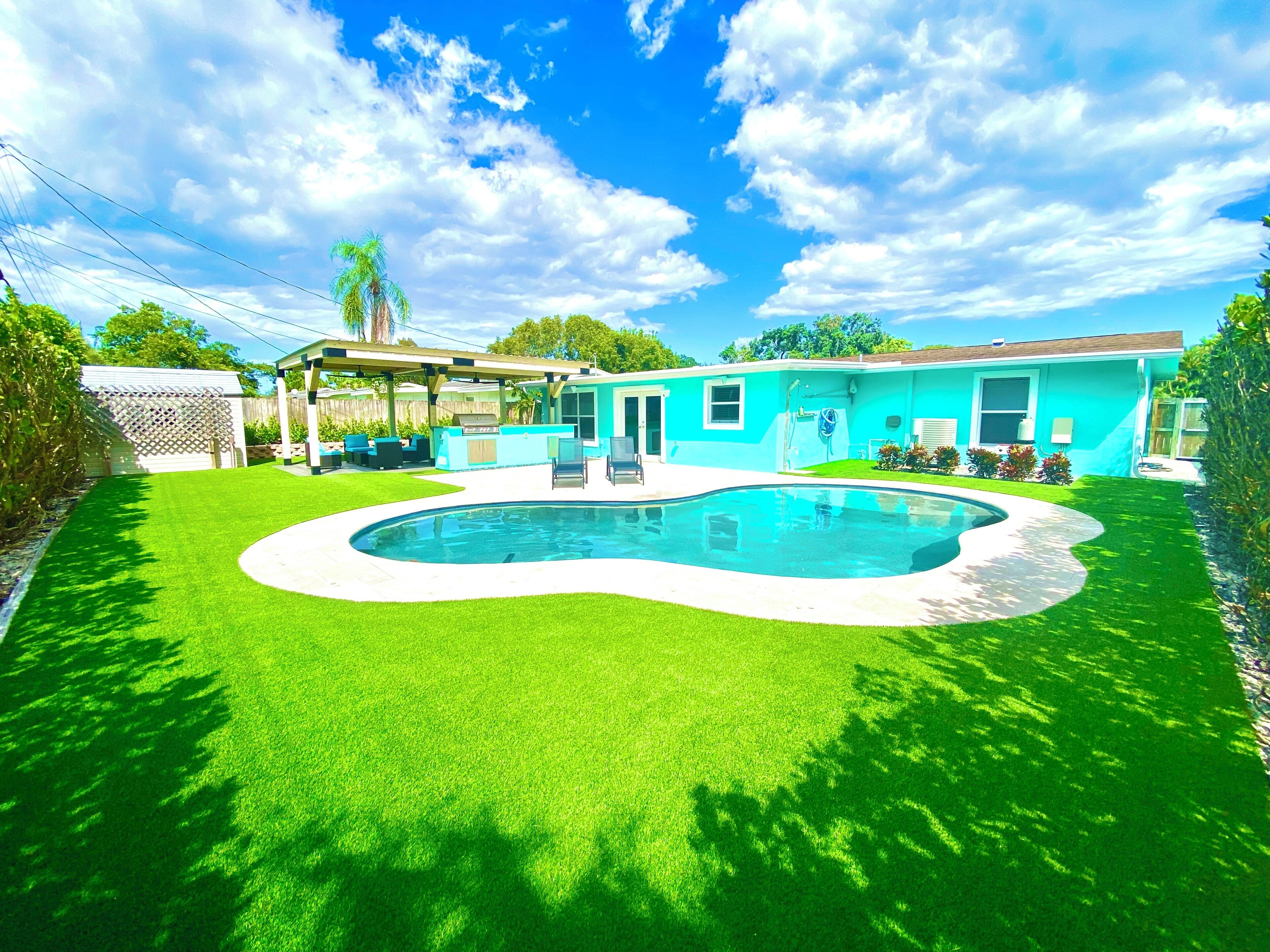 Relaxing 4 bedroom retreat mins from beach - backyard paradise with heated pool