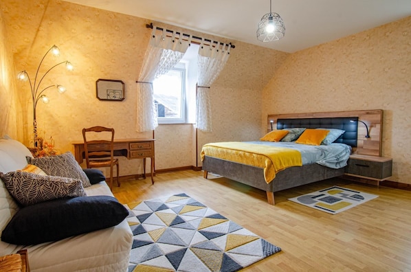3 bedrooms, travel crib