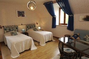 3 bedrooms, travel cot