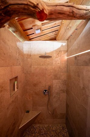 Een douche, handdoeken