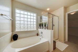 Shower, hair dryer, towels - Spectacular Golf Getaway and Fun in the Sun in Johnson Ranch! (San Tan Valley)
