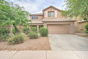 Exterior - Spectacular Golf Getaway and Fun in the Sun in Johnson Ranch! (San Tan Valley)