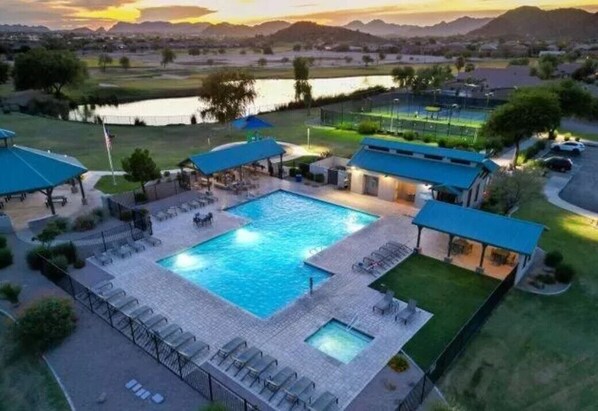A heated pool - Spectacular Golf Getaway and Fun in the Sun in Johnson Ranch! (San Tan Valley)