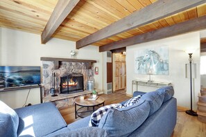 Smart TV, fireplace - Relaxing Heavenly Bear Cottage at Sugarloaf Big Bear (Sugarloaf)