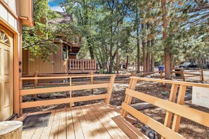 Property grounds - Relaxing Heavenly Bear Cottage at Sugarloaf Big Bear (Sugarloaf)