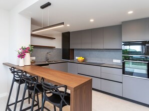 Mikrobølgeovn, ovn, oppvaskmaskin og brødrister