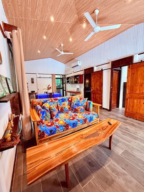 Smart TV, books - Spacious private home on the outskirts of Puerto Jimenez with WiFi, AC & garden (Puerto Jimenez)