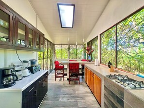 Refrigerador, microondas, horno y parrilla de estufa