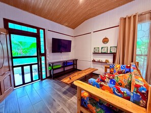 Smart TV, books - Spacious private home on the outskirts of Puerto Jimenez with WiFi, AC & garden (Puerto Jimenez)