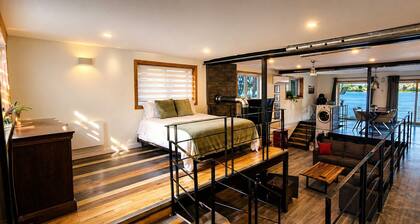 The Haven Loft, with free parking. Pet-Friendly!