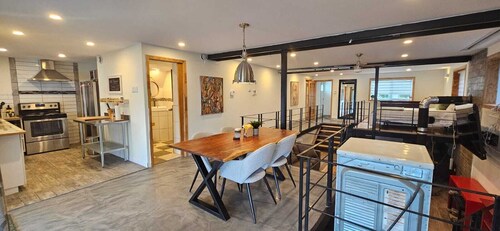 Lovely loft on the water, with free parking. Pet-Friendly!