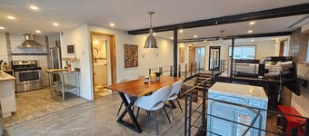 Lovely loft on the water, with free parking. Pet-Friendly!