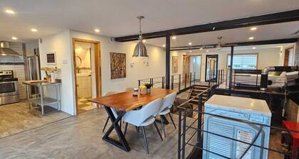 Lovely loft on the water, with free parking. Pet-Friendly!