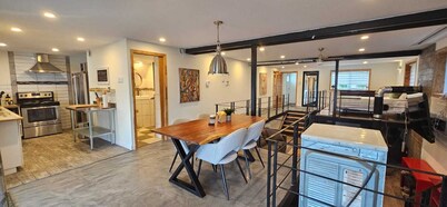 Lovely loft on the water, with free parking. Pet-Friendly!