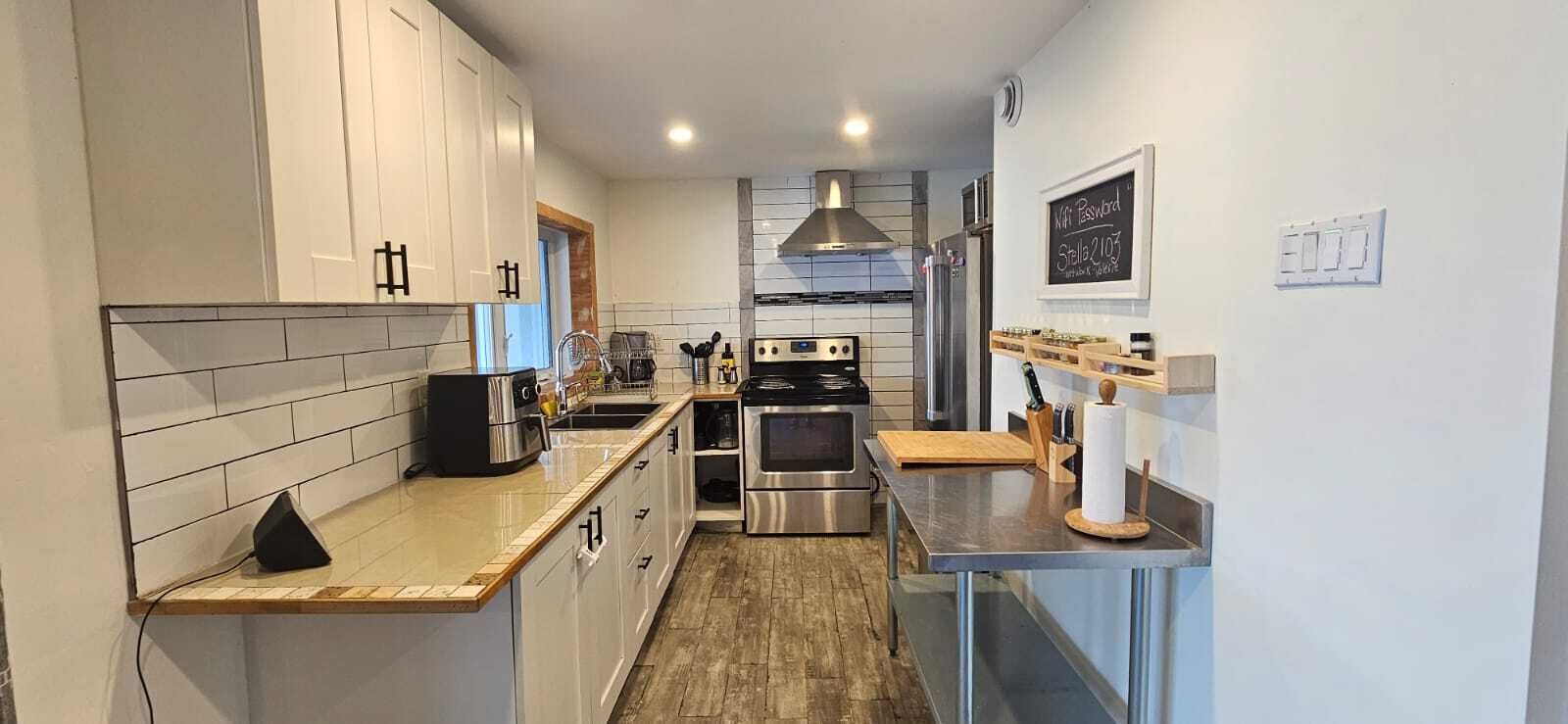 Refrigerador, microondas, horno y parrilla de estufa 