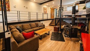 Un salon chaleureux avec un canapé, une table basse et une cheminée.