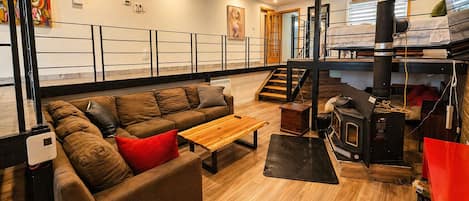 Smart TV, fireplace, books, stereo