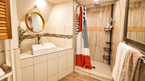 Regadera, secadora de cabello, toallas, jabón 