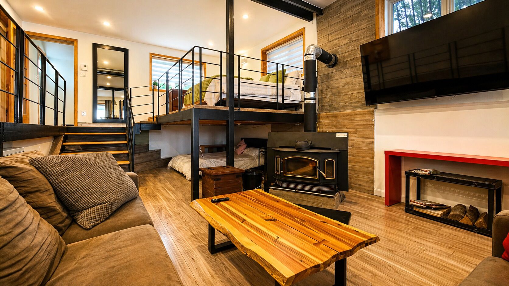 Smart TV, chimenea, libros y estéreo 