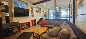 Smart-TV, Kamin, Bücher, Stereoanlage