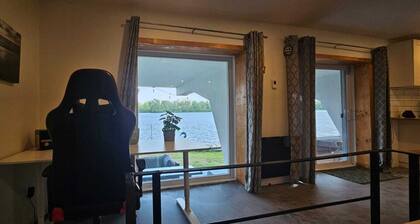 Lovely loft on the water, with free parking. Pet-Friendly!