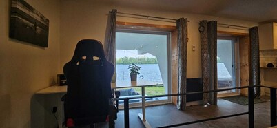 Lovely loft on the water, with free parking. Pet-Friendly!