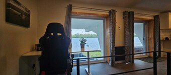 Lovely loft on the water, with free parking. Pet-Friendly!