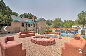 Property grounds - Spacious 4-bedroom, 2 Bath house in Albuquerque w/WiFi, AC, BBQ, and firepit. (Albuquerque)