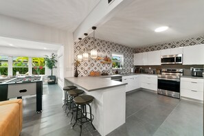 Frigorifero, microonde, forno, piano cottura