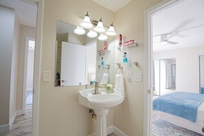 Hair dryer, towels, soap, shampoo - 10 minutes drive from the beach! Close to popular attractions and the Speedway. (Port Orange)