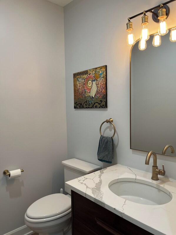 Secador de cabelo, toalhas de banho, sabonete, shampoo