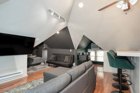 Smart TV. 3min>Walnut:UPMC Shadyside:3min>CMU:Full Kitchen